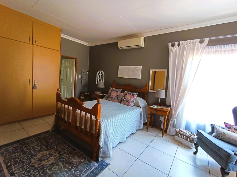 5 Bedroom Property for Sale in Langenhovenpark Free State